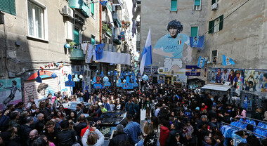 Napoli, a Pasquetta folla oceanica al murale di Maradona ma è sos sicurezza